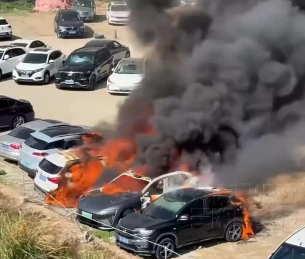 福建宁德一辆阿维塔06停车起火，致8车焚毁，疑似车主称车才买一个半月-第1张图片-