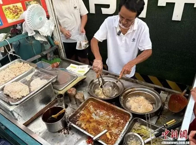 “鸡排哥”走红后，“炒粉哥”又火了？-第1张图片-