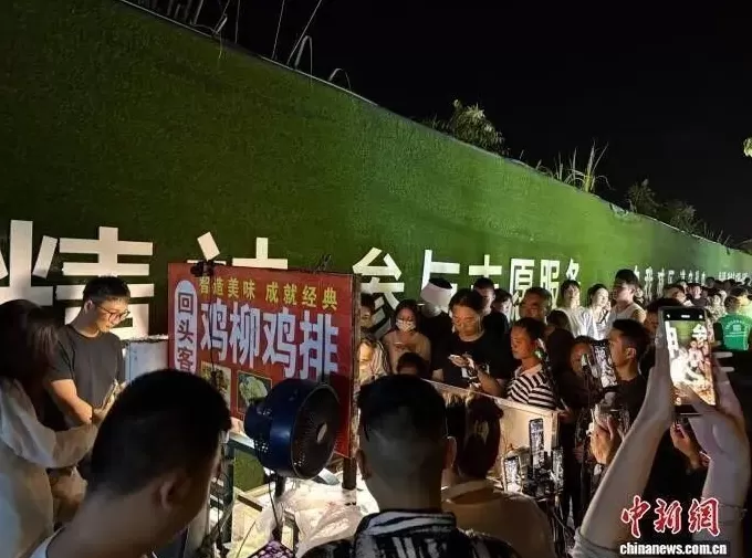 “鸡排哥”走红后，“炒粉哥”又火了？-第2张图片-