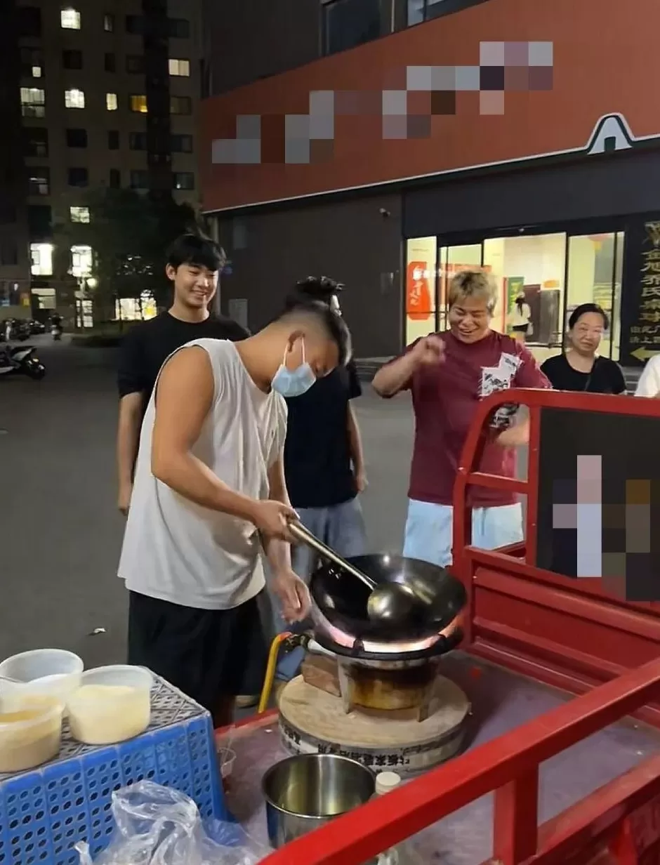 “鸡排哥”走红后，“炒粉哥”又火了？-第4张图片-