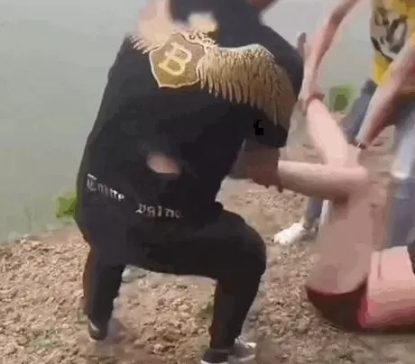 假期婚礼恶俗：闹伴娘的人，坏透了-第2张图片-