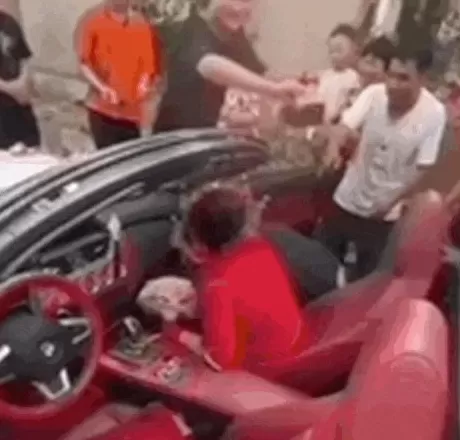 假期婚礼恶俗：闹伴娘的人，坏透了-第8张图片-