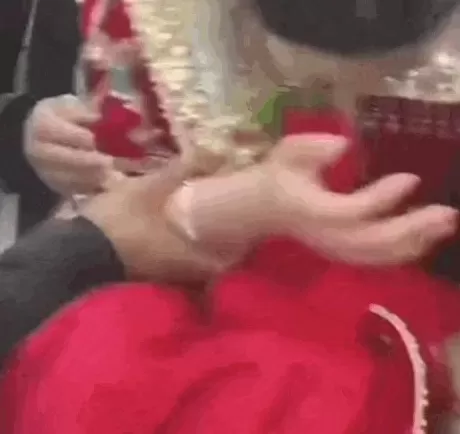 假期婚礼恶俗：闹伴娘的人，坏透了-第13张图片-