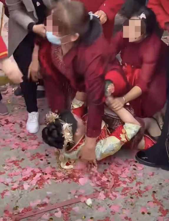 假期婚礼恶俗：闹伴娘的人，坏透了-第12张图片-