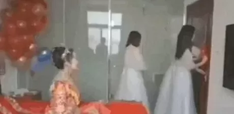 假期婚礼恶俗：闹伴娘的人，坏透了-第15张图片-