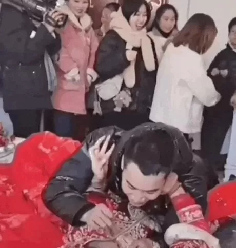 假期婚礼恶俗：闹伴娘的人，坏透了-第14张图片-