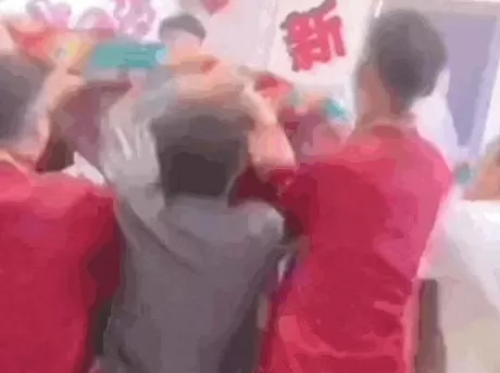 假期婚礼恶俗：闹伴娘的人，坏透了-第16张图片-