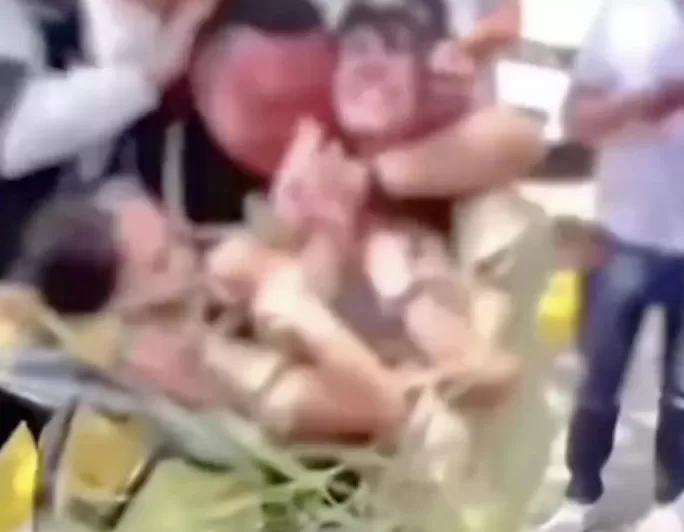 假期婚礼恶俗：闹伴娘的人，坏透了-第17张图片-