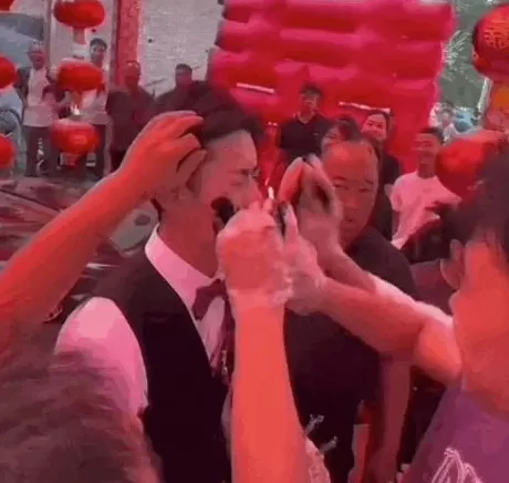 假期婚礼恶俗：闹伴娘的人，坏透了-第24张图片-