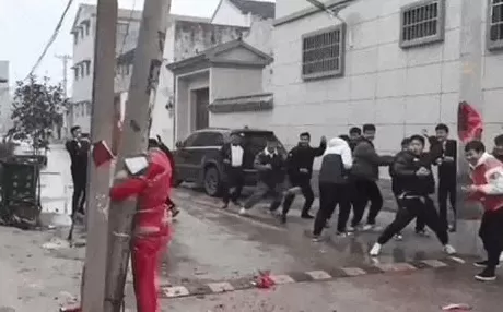 假期婚礼恶俗：闹伴娘的人，坏透了-第30张图片-