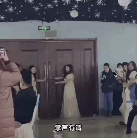 假期婚礼恶俗：闹伴娘的人，坏透了-第36张图片-