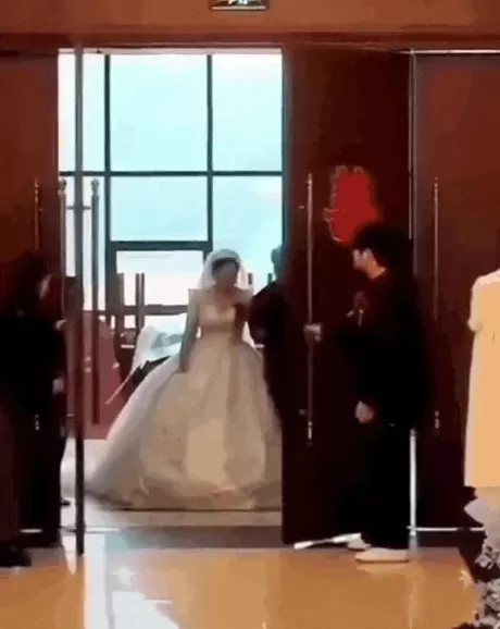 假期婚礼恶俗：闹伴娘的人，坏透了-第35张图片-