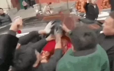 假期婚礼恶俗：闹伴娘的人，坏透了-第33张图片-