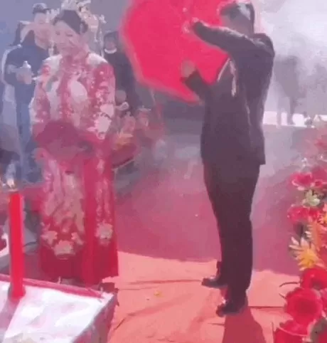 假期婚礼恶俗：闹伴娘的人，坏透了-第40张图片-