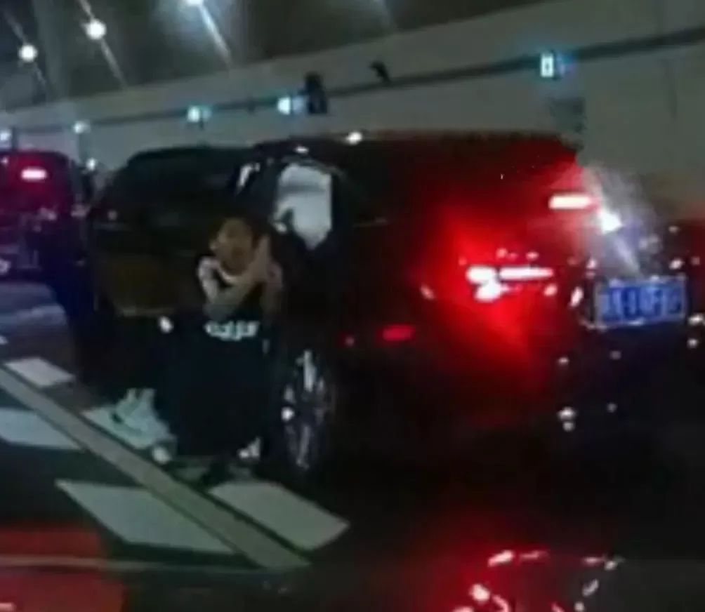 男孩拦车救母感动全网！男孩妈妈发声-第1张图片-