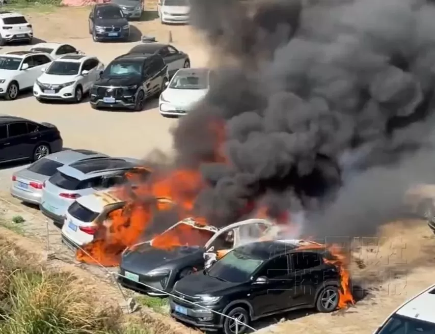 福建宁德通报“电车起火致多车焚毁”：火被扑灭，无人员伤亡，阿维塔最新回应-第1张图片-