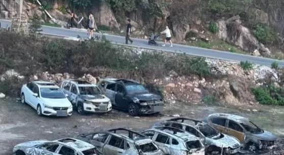 福建一电车停车场自燃，殃及周边奥迪宝马等7台车着火爆炸！车主：8月刚买-第1张图片-