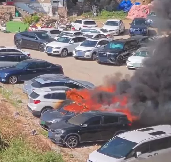 福建一电车停车场自燃，殃及周边奥迪宝马等7台车着火爆炸！车主：8月刚买-第4张图片-