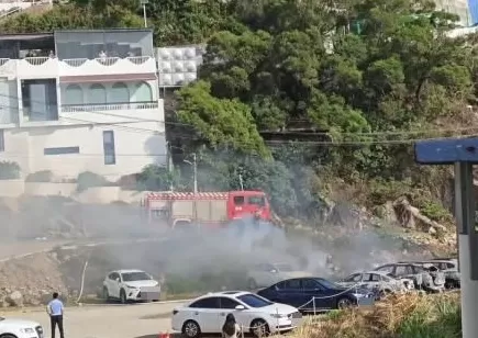 福建一电车停车场自燃，殃及周边奥迪宝马等7台车着火爆炸！车主：8月刚买-第2张图片-