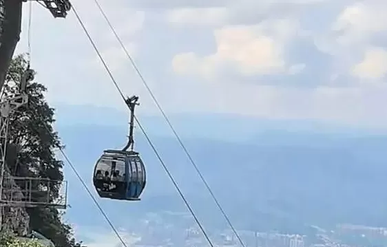 张家界天门山索道突发故障,有游客称被困轿厢,悬在半空中1个小时,景区致歉-第3张图片- 张家界天门山索道突发故障,有游客称被困轿厢,悬在半空中1个小时,景区致歉-第3张图片-