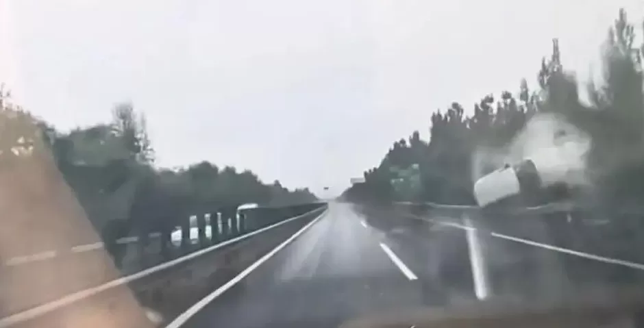 SUV高速上撞护栏翻滚，女子被甩到空中，疑因雨天打滑-第2张图片-