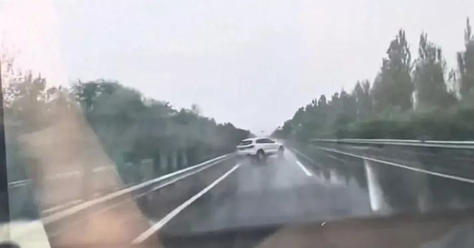 SUV高速上撞护栏翻滚，女子被甩到空中，疑因雨天打滑-第1张图片-