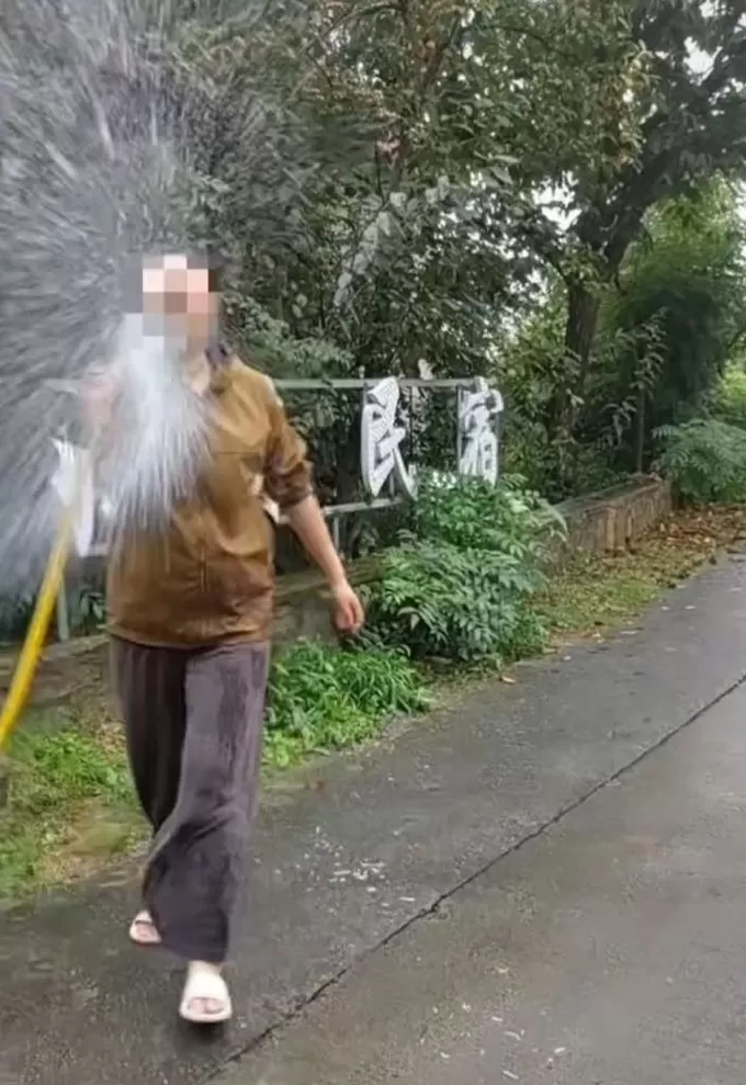 游客在连云港一景区“捡板栗壳”被指盗窃?景区:系商户个人行为,已协商处理-第1张图片- 游客在连云港一景区“捡板栗壳”被指盗窃?景区:系商户个人行为,已协商处理-第1张图片-