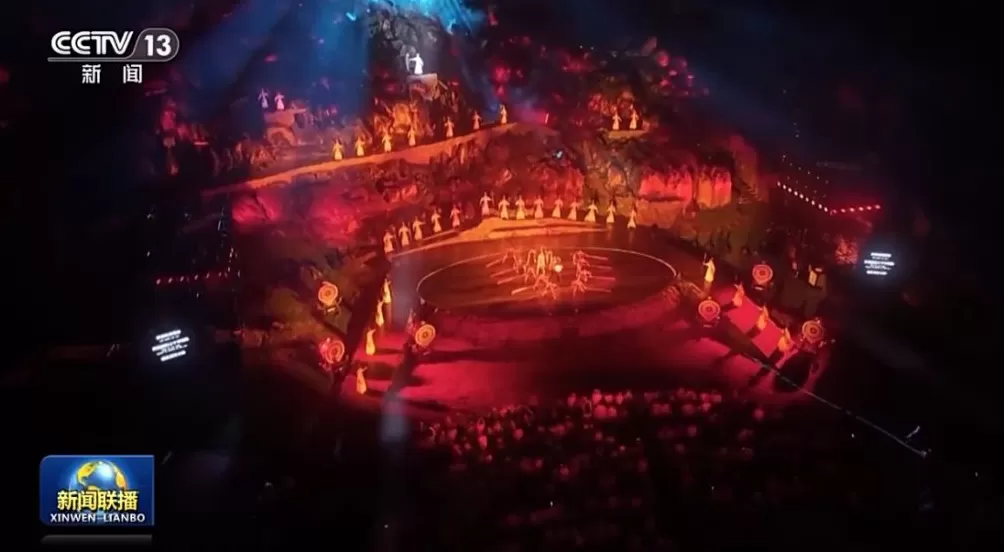 假日上演多彩演出：喀斯特地貌成为沉浸式载体，与苏东坡千年之约……-第2张图片-