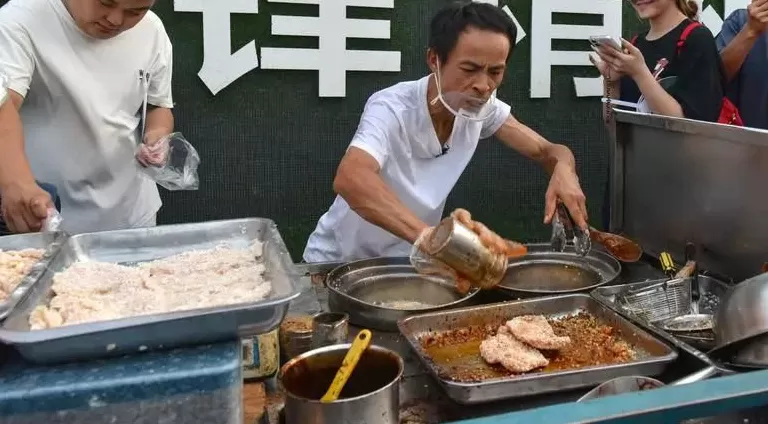 追完晓华追“鸡排哥”，我们到底在找什么？-第1张图片-