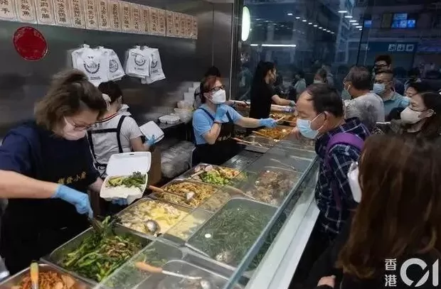 “贫民饭”亮相香港，港人怒骂：“堕落”-第1张图片-