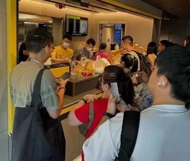 “贫民饭”亮相香港，港人怒骂：“堕落”-第21张图片-