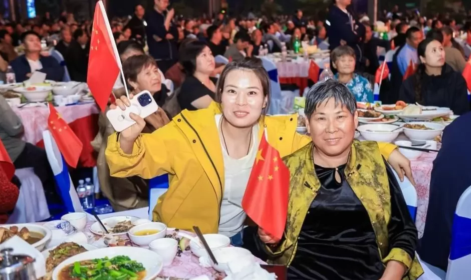 中秋发钱又摆宴,花费2000万!河南矿山老板:让员工给父母敬杯酒,比省钱更值-第4张图片- 中秋发钱又摆宴,花费2000万!河南矿山老板:让员工给父母敬杯酒,比省钱更值-第4张图片-