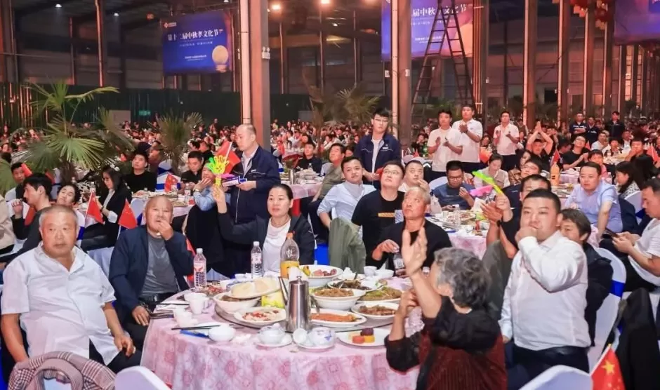 中秋发钱又摆宴,花费2000万!河南矿山老板:让员工给父母敬杯酒,比省钱更值-第5张图片- 中秋发钱又摆宴,花费2000万!河南矿山老板:让员工给父母敬杯酒,比省钱更值-第5张图片-