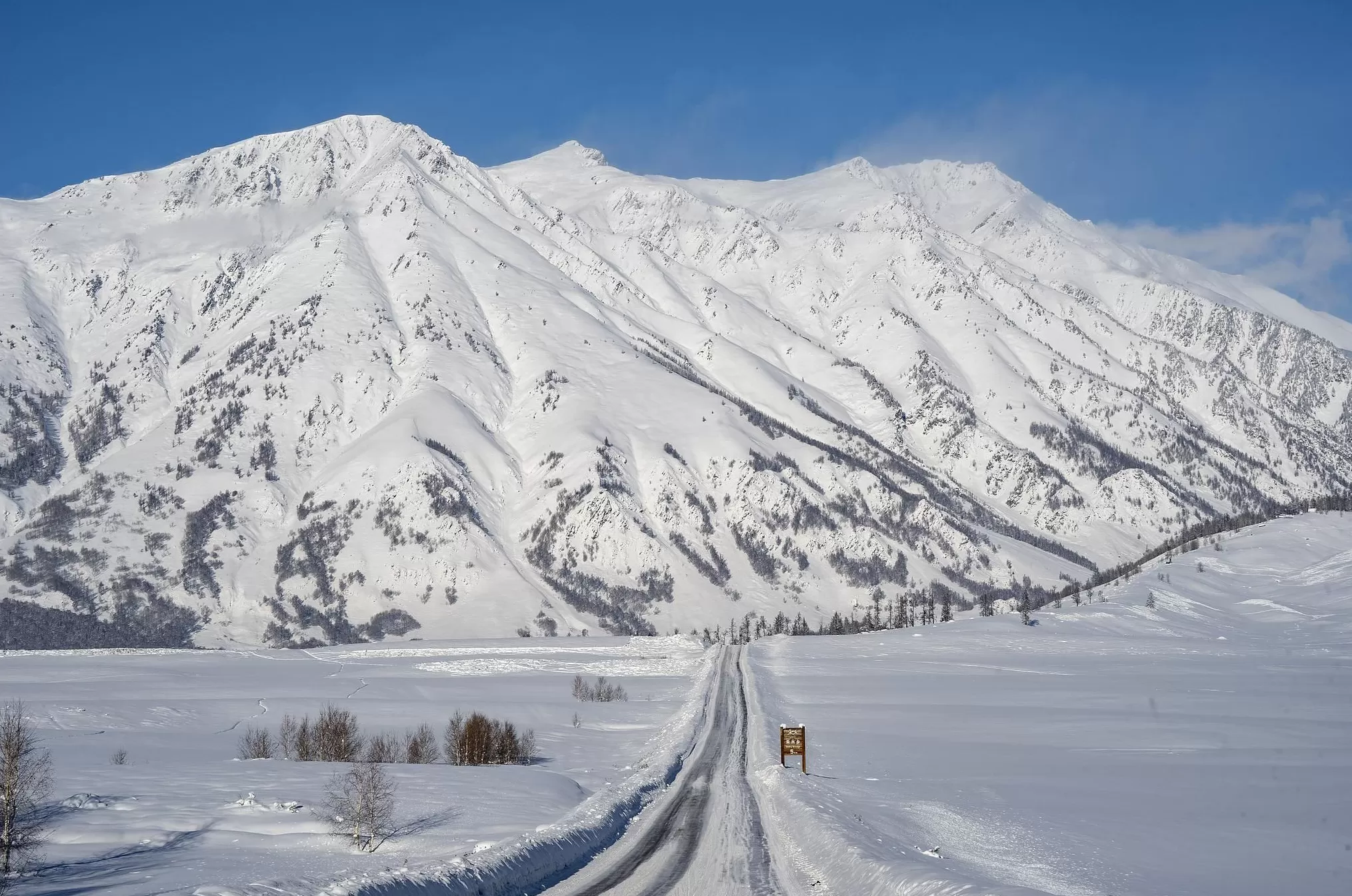 新疆喀纳斯景区遭遇降温降雪，道路仍处于管制状态-第1张图片-