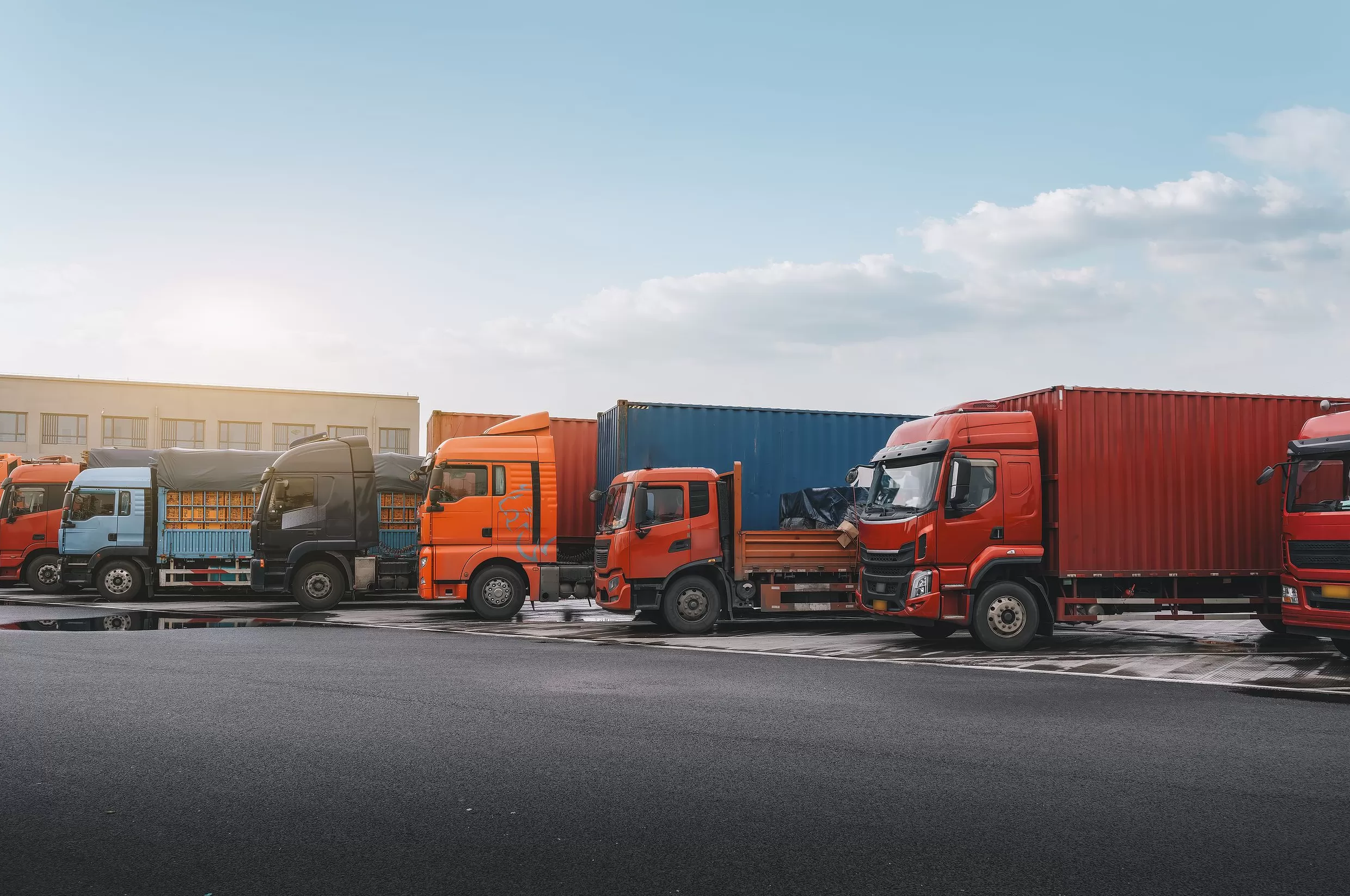 11月1日起实施，特朗普宣布对进口中重型卡车征收25%关税-第1张图片-