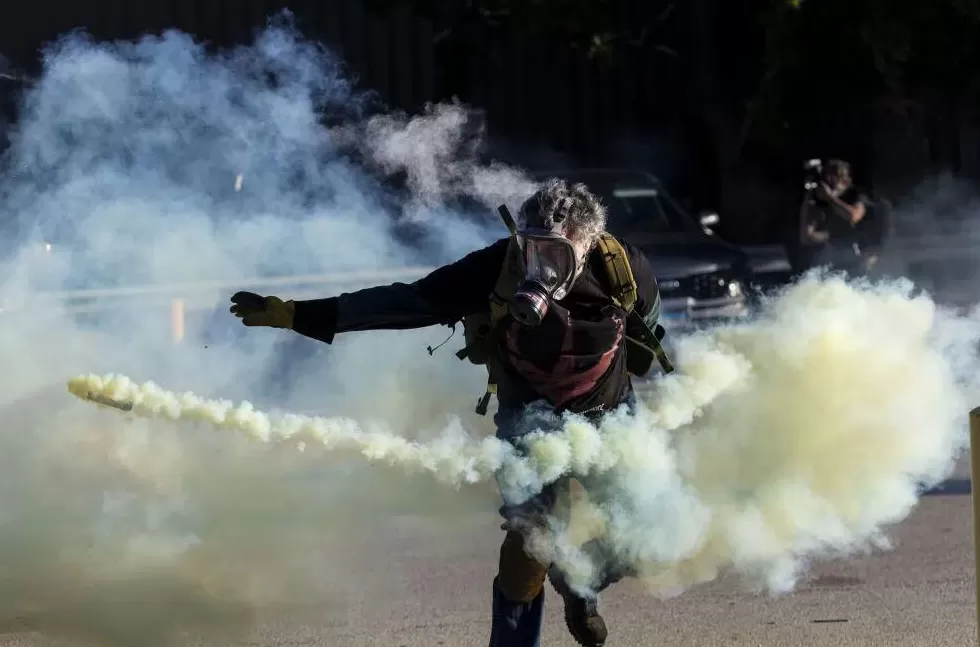 执法人员从“黑鹰”直升机滑降后破门而入，不分男女老少用扎带捆束手腕，美国芝加哥“沦为战区”-第1张图片-