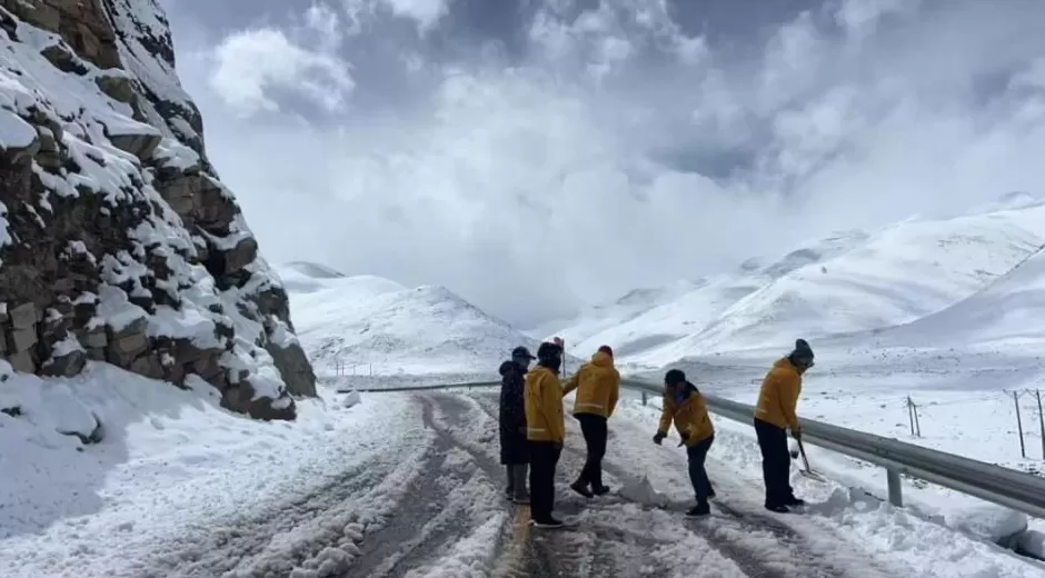 近千人因暴雪被困珠峰！亲历者回忆死里逃生：“根本挡不住，全身结冰”-第8张图片-