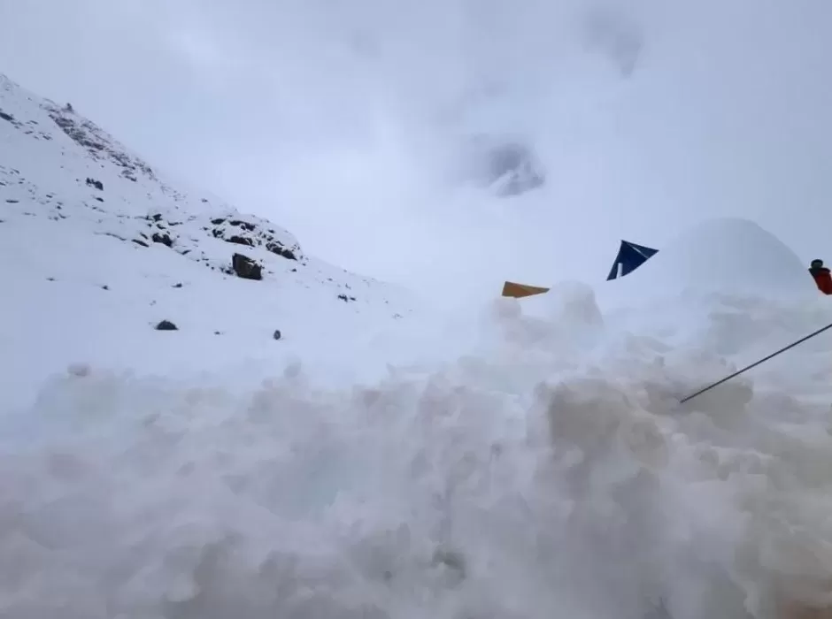 近千人因暴雪被困珠峰！亲历者回忆死里逃生：“根本挡不住，全身结冰”-第7张图片-