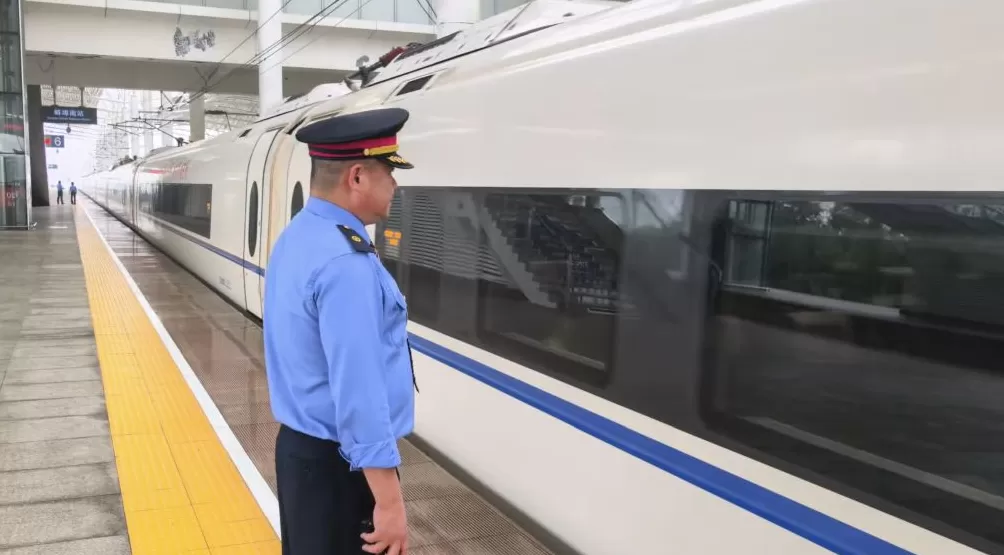 国庆中秋假期返程高峰到来，今日长三角铁路预计发送358万人次-第1张图片-