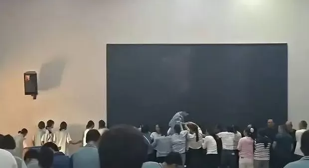 “家长跪地让学生从背上踩过”，中学举办“愧疚教育”活动？校方致歉-第3张图片-