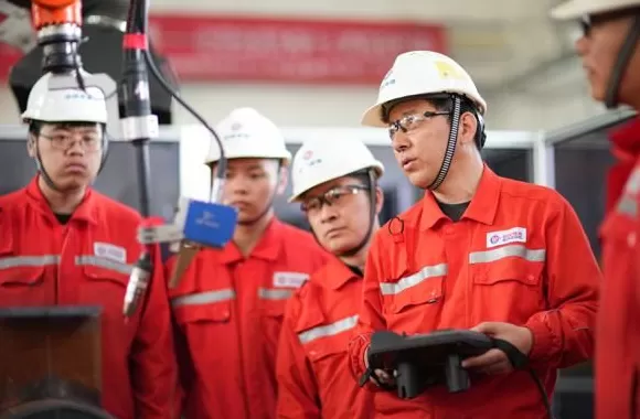 守护万家灯火他们节日坚守的身影熠熠生辉-第4张图片-