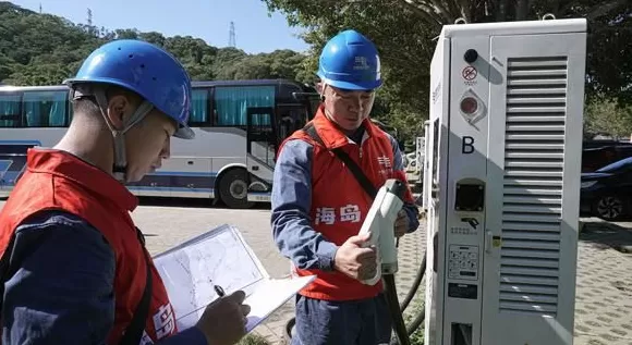 守护万家灯火他们节日坚守的身影熠熠生辉-第2张图片-