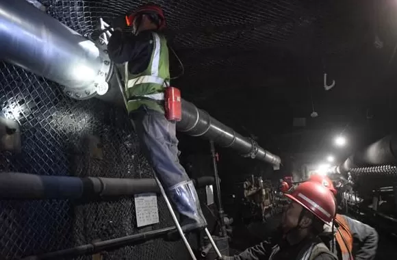 守护万家灯火他们节日坚守的身影熠熠生辉-第1张图片-