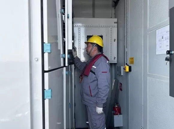 守护万家灯火他们节日坚守的身影熠熠生辉-第3张图片-