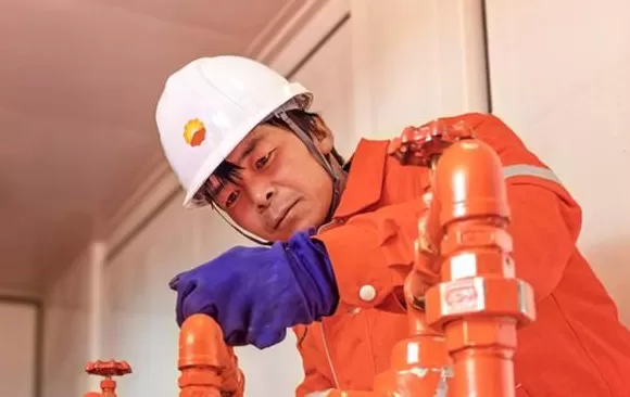 守护万家灯火他们节日坚守的身影熠熠生辉-第5张图片-