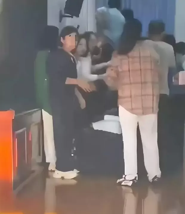 家长跪地让学生从背上踩过？河南中牟一中学举办“愧疚教育”活动引争议，校方致歉-第5张图片-