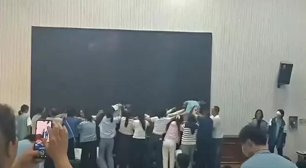 家长跪地让学生从背上踩过？河南中牟一中学举办“愧疚教育”活动引争议，校方致歉-第4张图片-