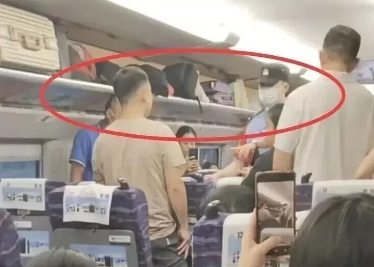 高铁上男子对邻座女孩又亲又摸，称“她这么小没关系”；警方刚刚通报：刑拘！-第2张图片-