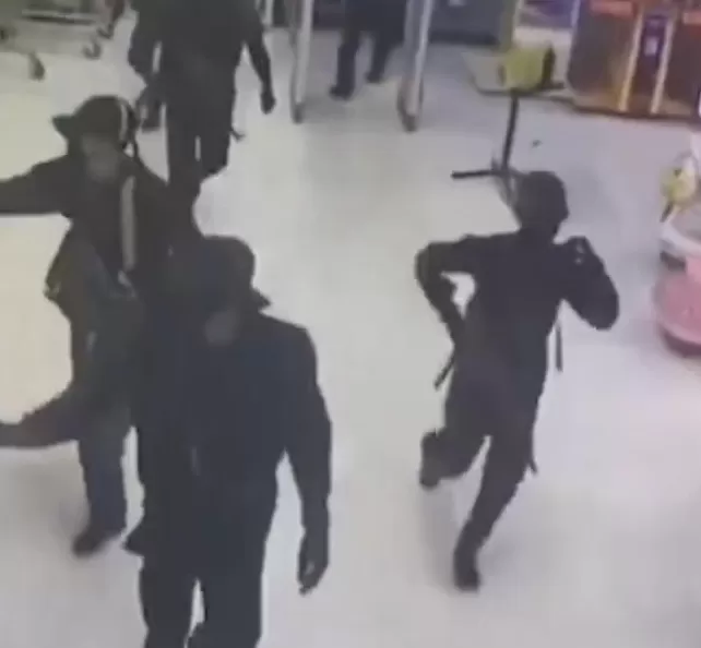 黄金大劫案！10名黑衣蒙面歹徒持枪闯入金店，抢走6公斤黄金首饰后逃逸！逃跑时还安置了炸弹和地刺陷阱-第1张图片-