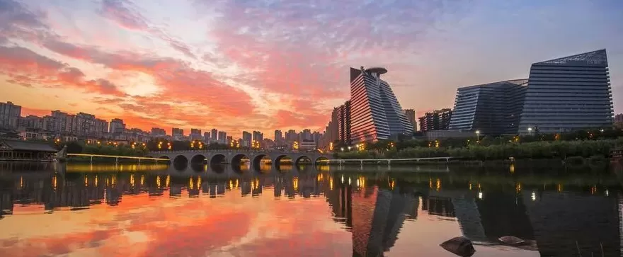 两座“最像”的万亿城市，又对上了？-第1张图片-